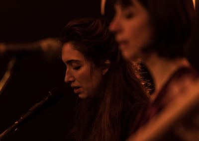 Angélique Greuter und Francesca Gaza singend, Profilaufnahme