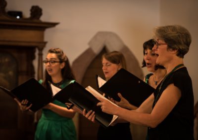 Konzertfoto Margarethenkirche vier Sängerinnen mit Noten, Profilaufnahme