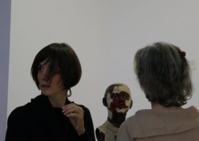 Zwei Sängerinnen neben Skulptur (Kinderkopf) in Galerie