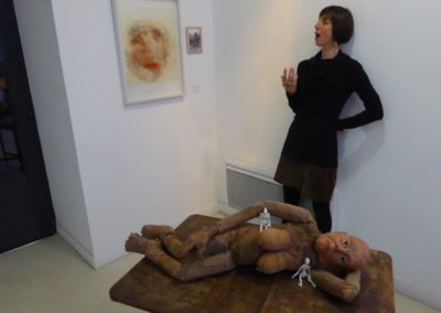 Angélique Greuter improvisiert vor liegender Skulptur in Galerie