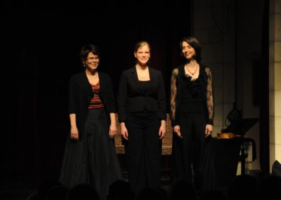 Konzertaufnahme szenisch drei Musikerinnen beim Grüssen